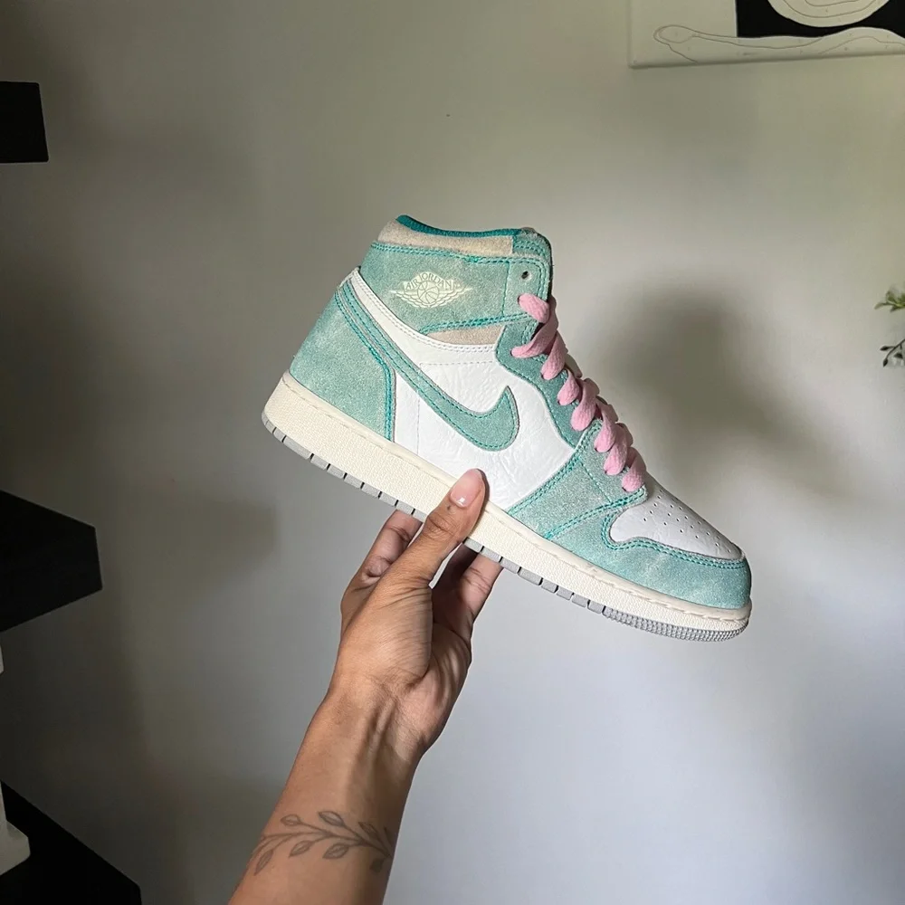 Jordan Retro 1s “TURBO GREEN” - Picture 2 of 4